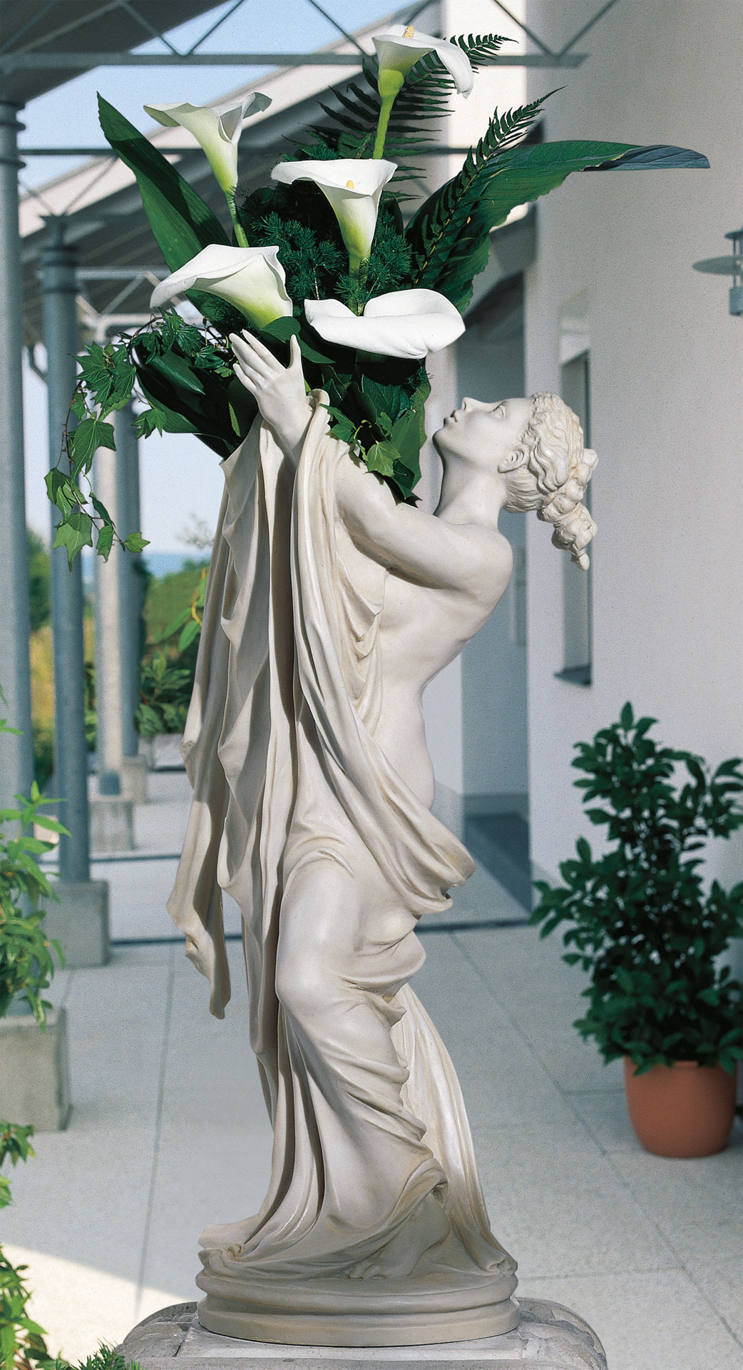 Roman Johann Strobl: Statuette 'Göttin Flora' (mit Vaseneinsatz), Version in Kunstmarmor