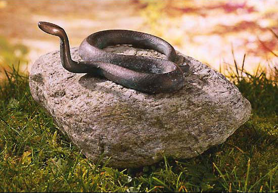 Gartenskulptur 'Schlange', Kupfer auf Stein