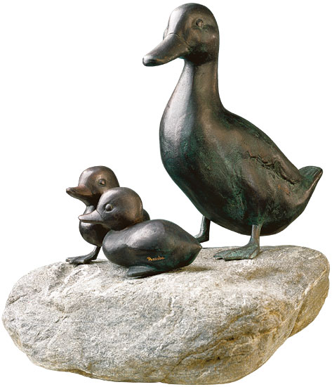 Gartenskulptur 'Entenmutter mit Küken', Kupfer auf Stein