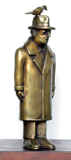 Siegfried Neuenhausen: Skulptur 'Der Mann mit dem Vogel', Bronze