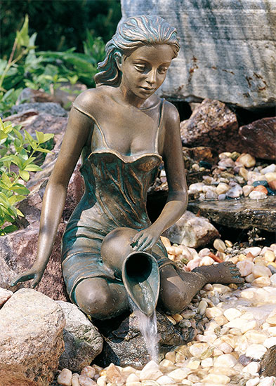 Gartenskulptur / Wasserspeier 'Die kleine Wasserträgerin', Bronze
