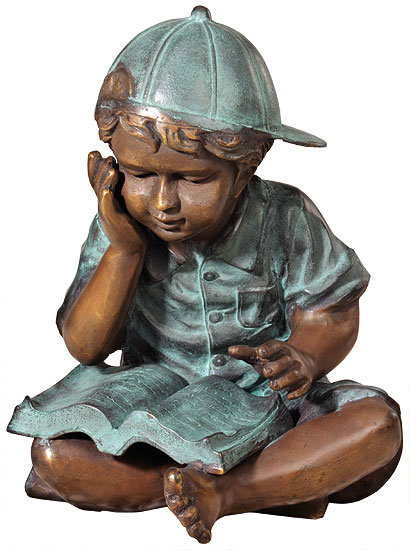 Gartenskulptur 'Lesender Junge im Schneidersitz', Bronze