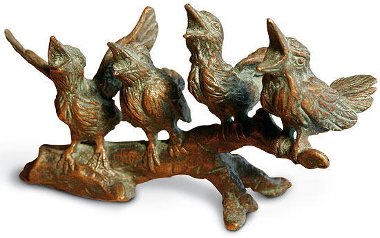 Skulpturengruppe 'Jungvogel-Quartett auf Zweig', Bronze