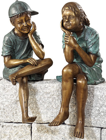 2 Gartenskulpturen 'Sitzendes Geschwisterpaar' im Set, Bronze