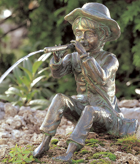 Gartenskulptur / Wasserspeier 'Toni, der kleine Flötenspieler', Bronze