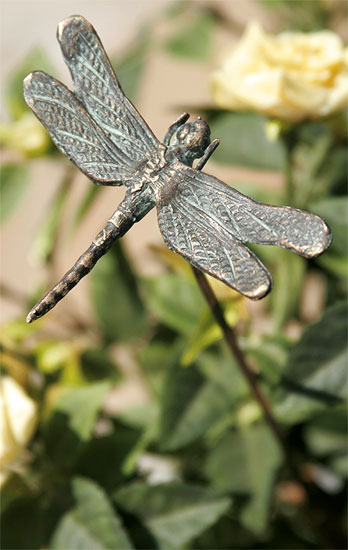 Gartenstecker 'Libelle auf Bronzestab', Skulptur