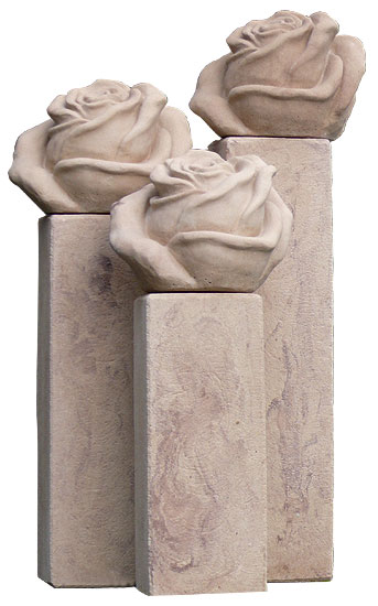 Gartenobjekt 'Rosenblüte mit mittelgroßer Stele' (links auf Abbildung)