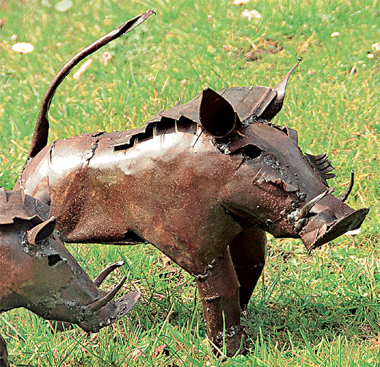 Luwagala: Gartenfigur 'Warzenschwein' (mittelgroße Version), Gartenskulptur