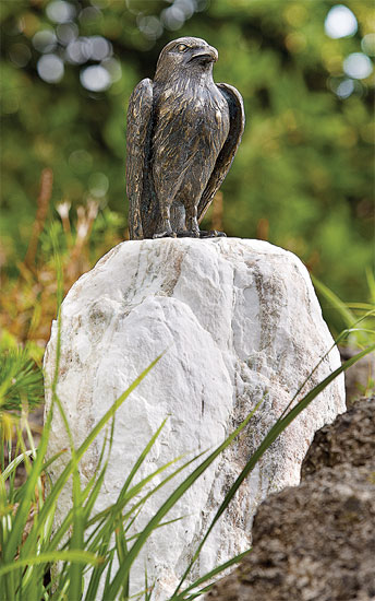 Gartenskulptur 'Turmfalke' auf Rosariosäule