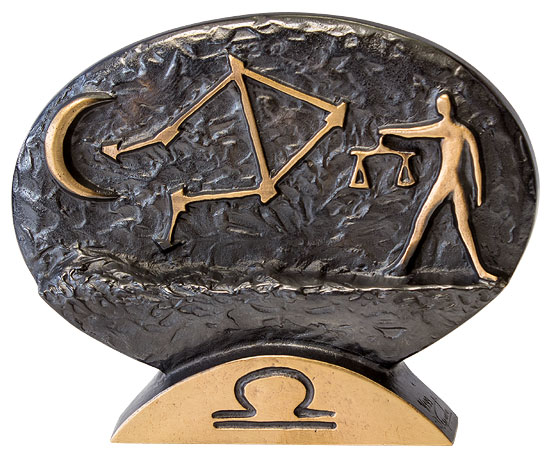 Bernardo Esposto: Sternzeichen-Skulptur 'Waage' (24.9.-23.10.), Bronze