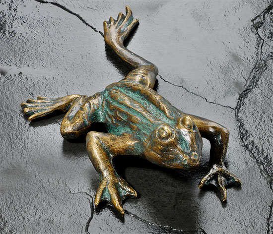 Gartenskulptur 'Kletterfrosch', Bronze