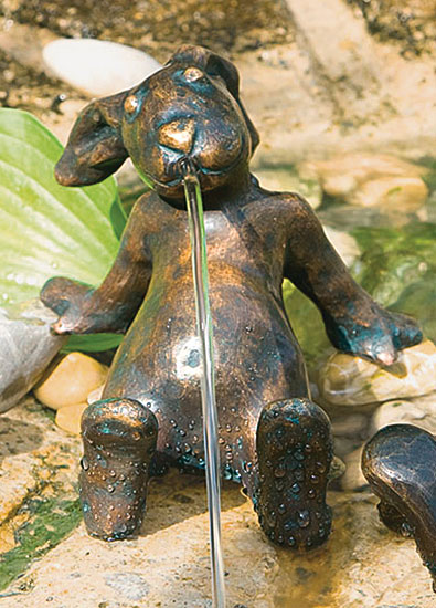 Gartenskulptur / Wasserspeier 'Hase Emil', Bronze