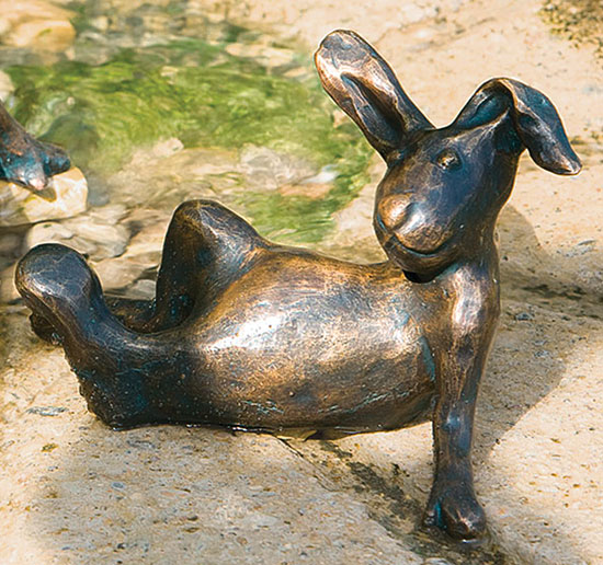 Gartenskulptur 'Hase Mikkel', Bronze