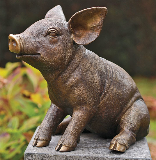 Gartenskulptur 'Ferkel, sitzend', Bronze