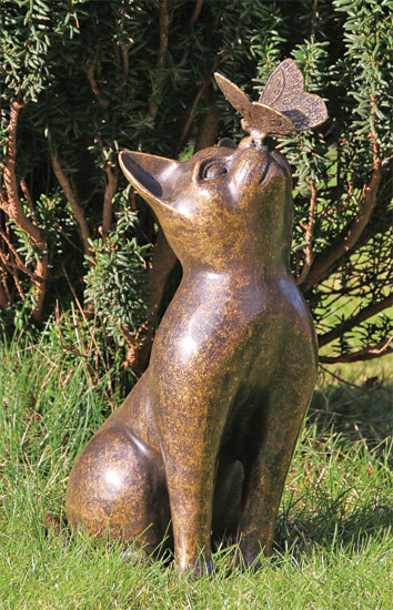 Gartenskulptur 'Katze mit Schmetterling', Bronze
