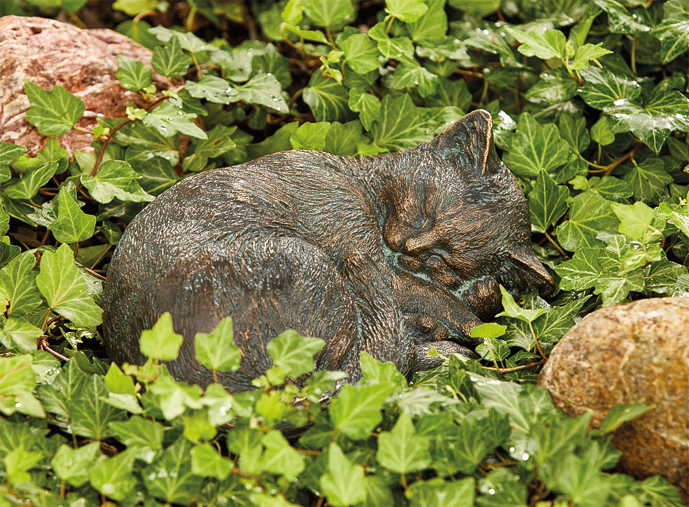 Gartenskulptur 'Schlafende Katze', Bronze