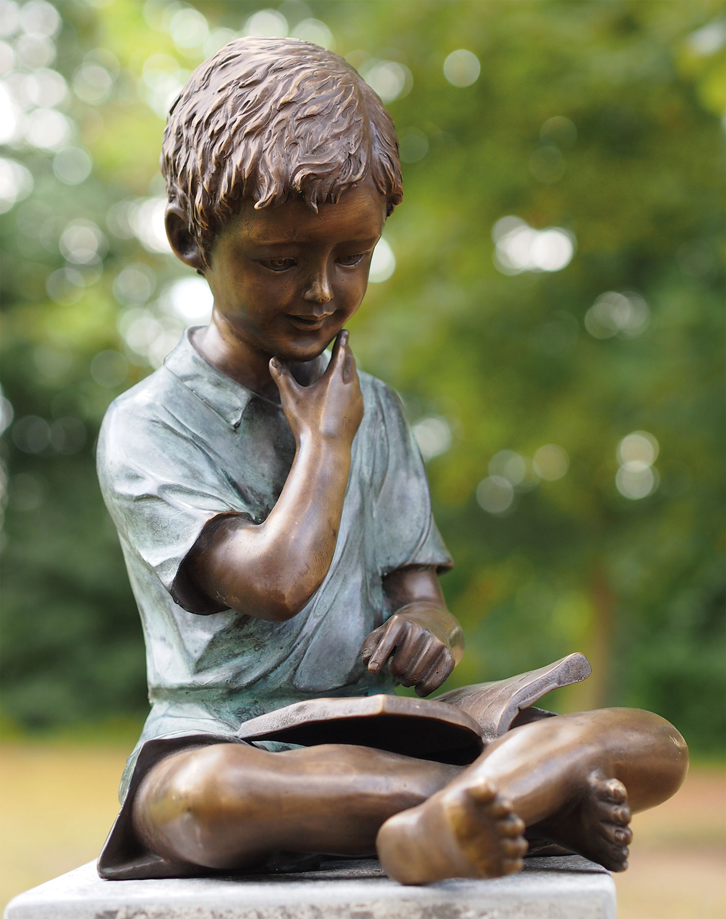 Gartenskulptur 'Junge mit Buch', Bronze