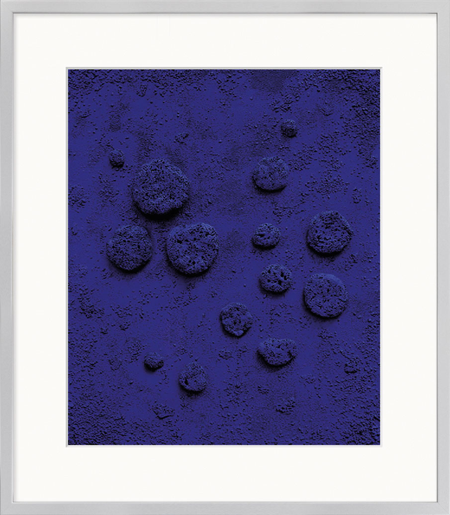 Yves Klein: Bild 'Blaues Schwammrelief', gerahmt