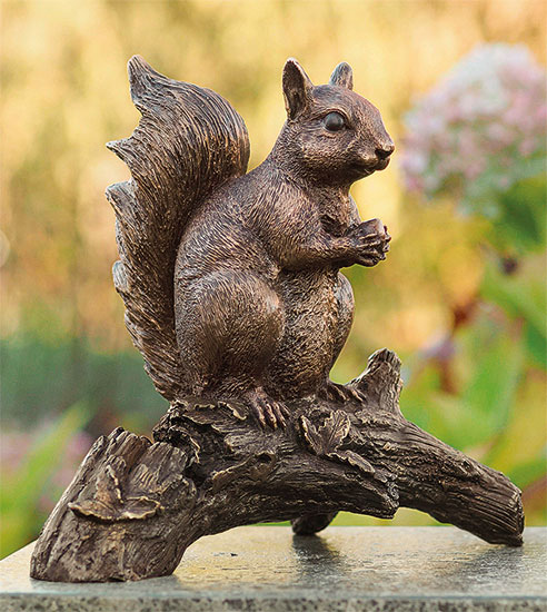 Gartenskulptur 'Eichhörnchen mit Nuss', Bronze