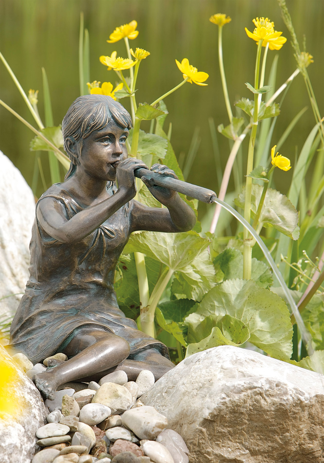 Gartenskulptur / Wasserspeier 'Flötenspielerin', Bronze