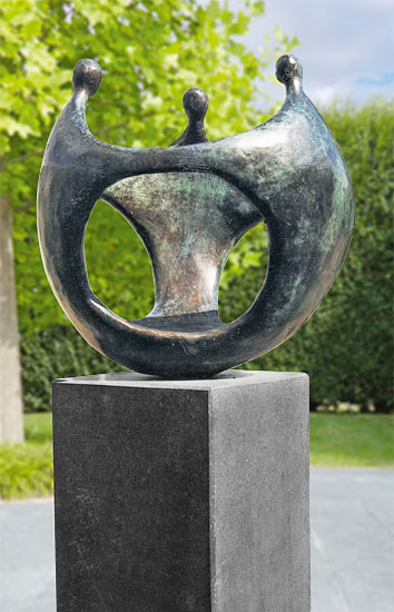 Corry Ammerlaan: Gartenskulptur 'Bollwerk', Bronze auf Granitsockel