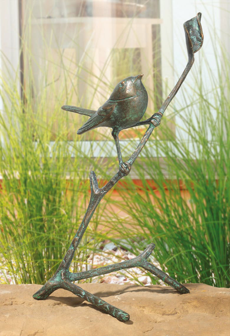 Gartenskulptur 'Zaunkönig auf Ast', Bronze