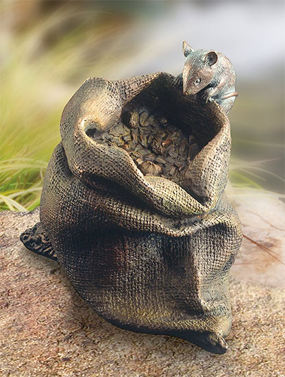 Gartenskulptur 'Maus auf Körnersack', Bronze