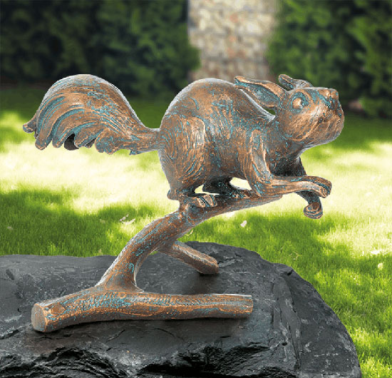 Gartenskulptur 'Eichhörnchen auf Zweig', Bronze