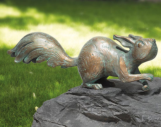 Gartenskulptur 'Eichhörnchen auf der Hut', Bronze