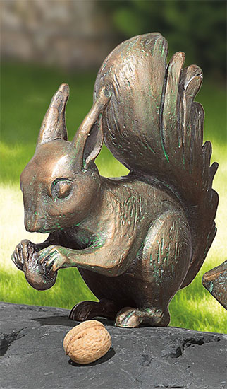 Gartenskulptur 'Eichhörnchen mit Nuss', Bronze