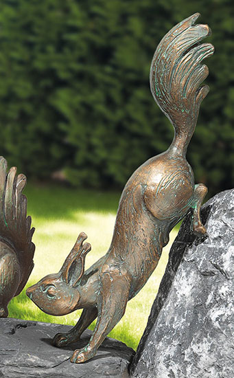 Gartenskulptur 'Eichhörnchen, kopfüber', Bronze