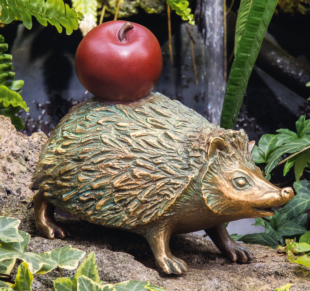 Gartenskulptur 'Igel mit Apfel', Bronze