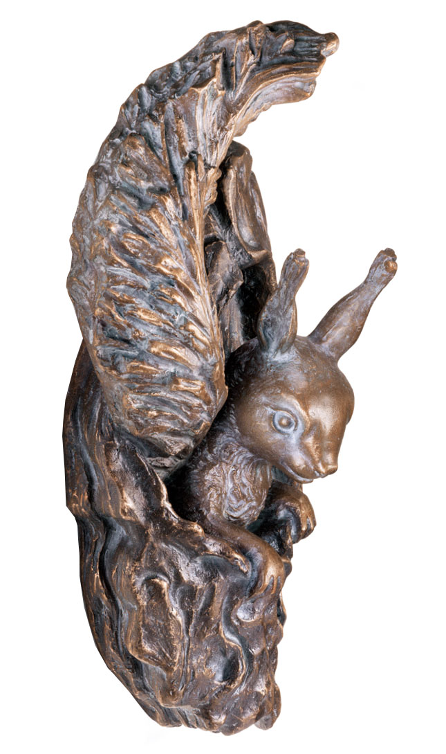 Gartenobjekt / Wandskulptur 'Eichhörnchen - aus Astloch schauend', Bronze