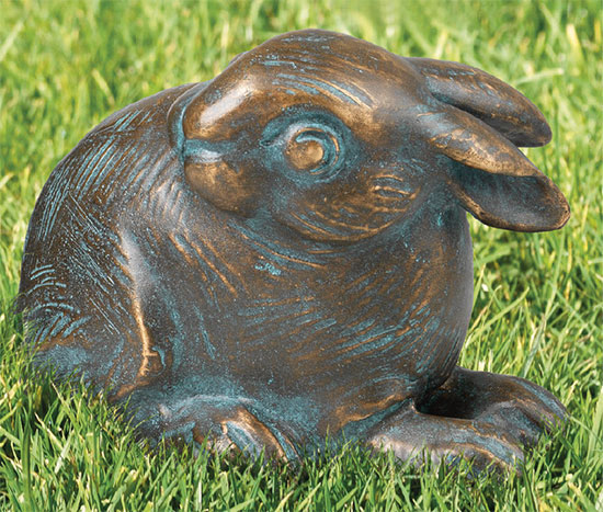 Gartenskulptur 'Kaninchen, kauernd', Bronze