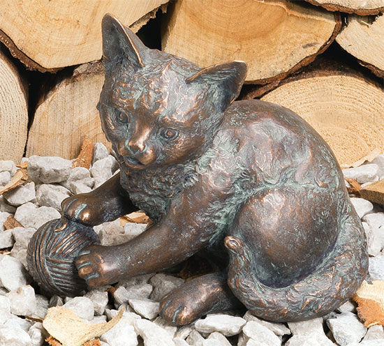 Gartenskulptur 'Kätzchen, spielend', Bronze