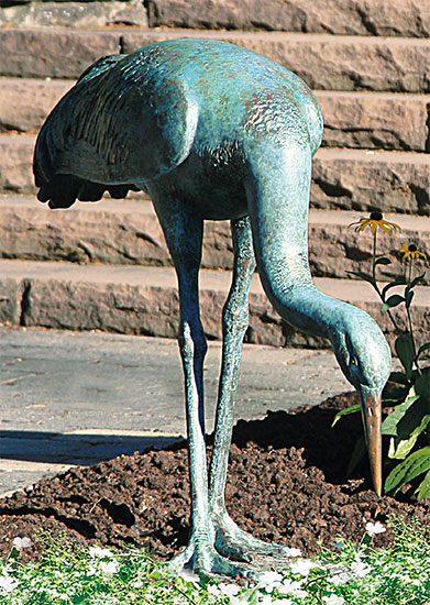 Erwin A. Schinzel: Gartenskulptur 'Kranich, fressend', Bronze
