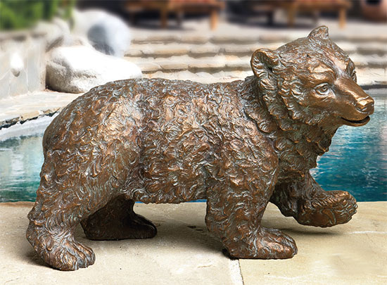 Gartenskulptur 'Junger Eisbär, laufend', Bronze