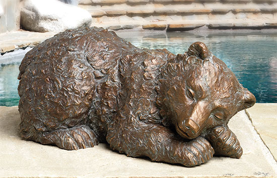 Gartenskulptur 'Junger Eisbär, schlafend', Bronze