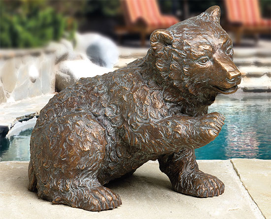 Gartenskulptur 'Junger Eisbär, neugierig', Bronze