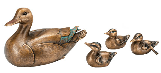 4 Gartenskulpturen 'Entenmutter mit Küken' im Set, Bronze