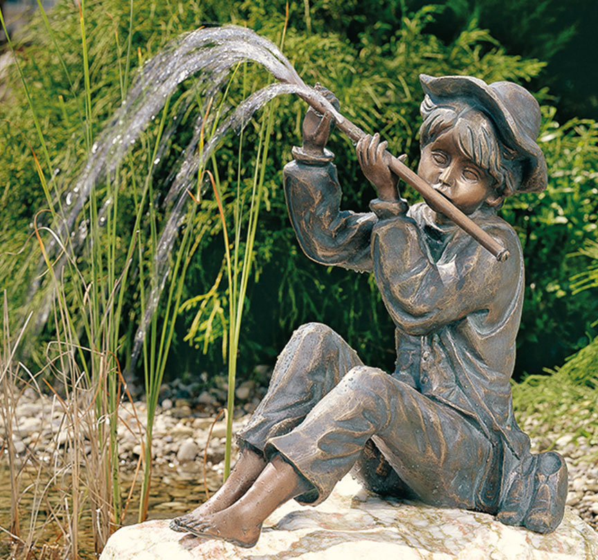 Gartenskulptur / Wasserspeier 'Flötenspielender Hans im Glück' (Version ohne Stein), Bronze