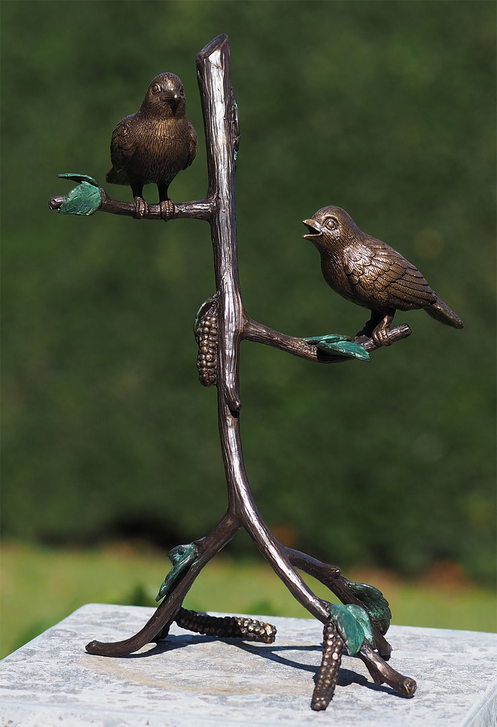 Gartenskulptur 'Vögel auf Ast', Bronze