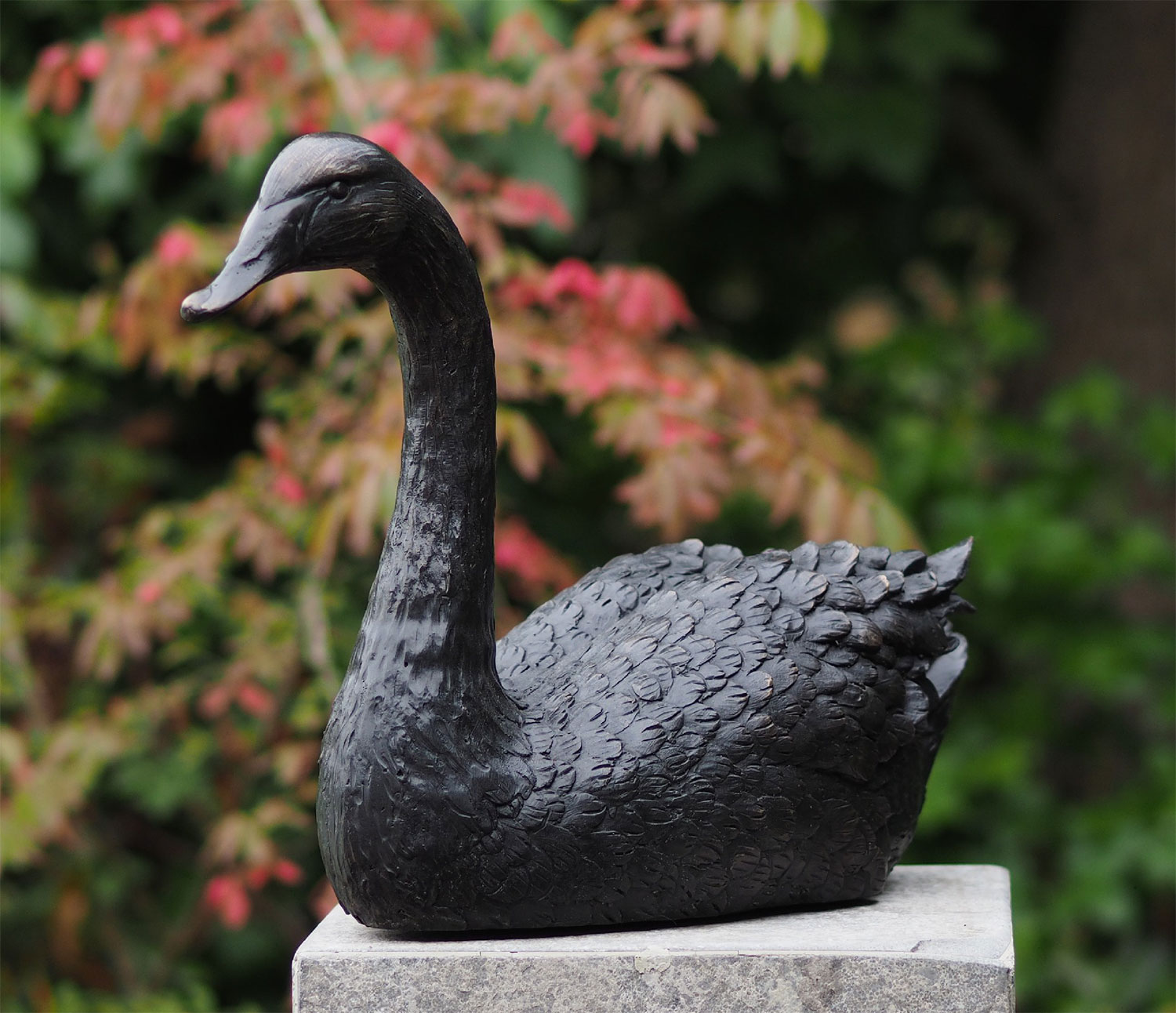 Gartenskulptur 'Sitzender Schwan' (ohne Sockel), Bronze