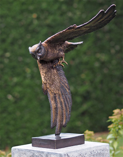 Gartenskulptur 'Fliegende Eule' (ohne Steinsockel), Bronze