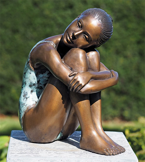 Gartenskulptur 'Sitzendes Mädchen', Bronze