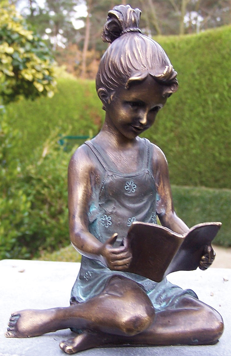 Gartenskulptur 'Lesendes Mädchen', Bronze