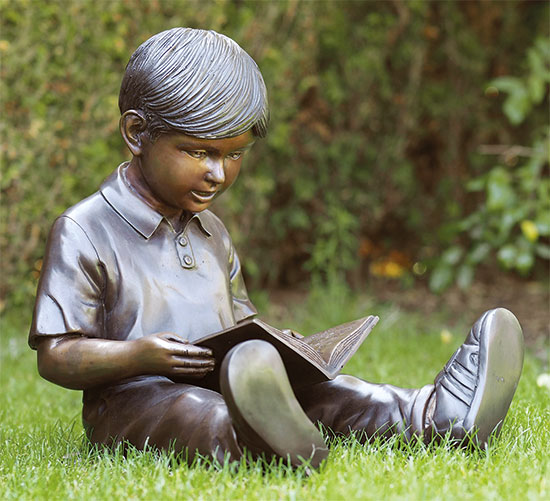Gartenskulptur 'Lesender Junge', Bronze