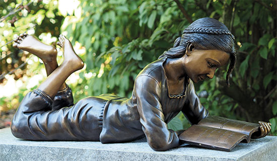 Gartenskulptur 'Lesendes Mädchen', Bronze
