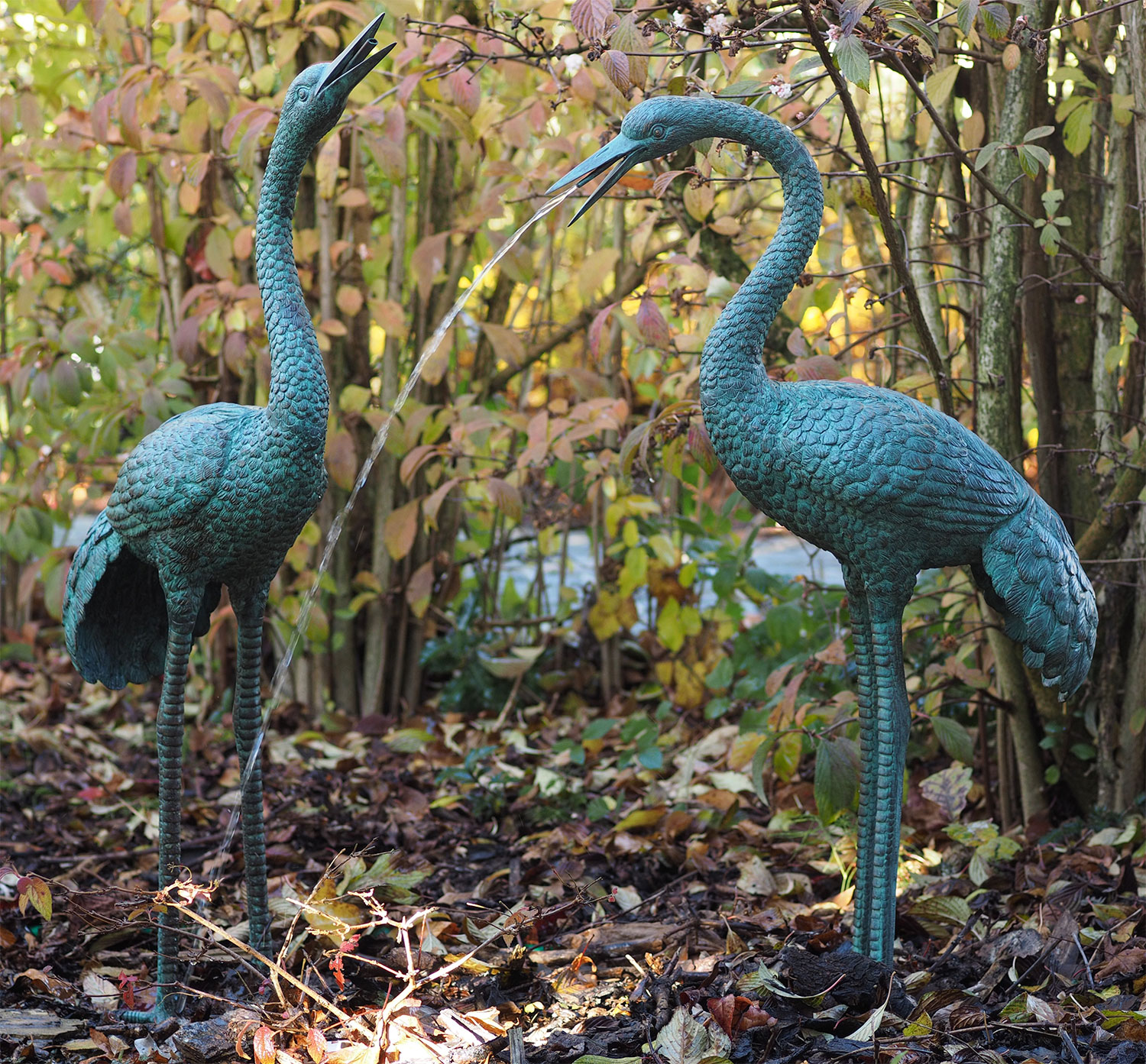 2 Gartenskulpturen / Wasserspeier 'Kranichpaar' im Set, Bronze