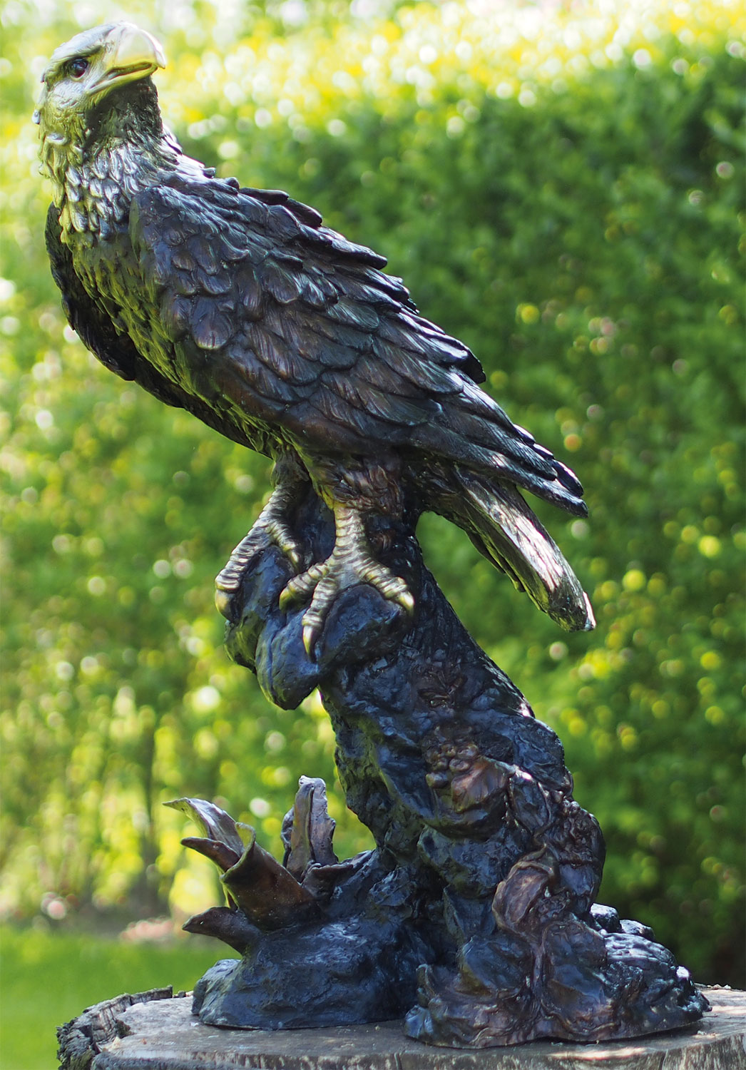 Gartenskulptur 'Steinadler auf Baumstamm', Bronze